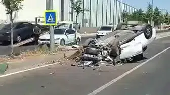 Diyarbakır'ın eski Siverek yolunda kaza Kontrolden çıkan otomobil ağaca çarpıp takla attı