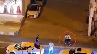 Diyarbakır'ın Bağlar ilçesinde trafiğin ortasında sopalı kavga O anlar kamerada