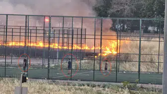 Bağlar'da otluk alanda yükselen alevlere aldırış etmediler Çocuklar maçlarına devam etti