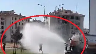 Diyarbakır Yenişehir’de 39 derece sıcaklık Çocuklar belediye aracının suyuyla ferahladı