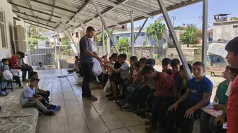 Çüngüş Yeniköy’de Kur’an kursu öğrencilerine ders sonrası anlamlı ikram 60 çocuk mutlu