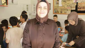 Bağlar'da yüzleri güldüren organizasyon 20 çocuk ilk kez doğum günü pastası kesti