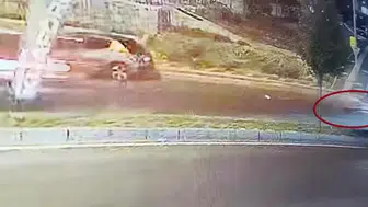 Diyarbakır Kayapınar’da yürekleri ağza getiren kaza Ters yöne giren motosiklet otomobille çarpıştı