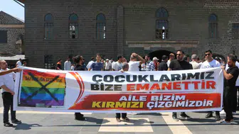 Diyarbakır'da Ulu Cami önünde kitlesel tepki LGBT sembollerine karşı aile vurgusu yapıldı