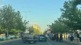 Diyarbakır Kayapınar’da trafik kazası Musa Anter Caddesi’nde araç takla attı, 2 yaralı