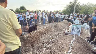 Lice'deki acı kazada yaşamını yitiren 7 kişi Yeniköy Asri Mezarlığı'nda yan yana