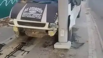 Diyarbakır Kayapınar'da kaza Kontrolden çıkan araç direğe çarpıp durdu