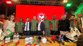 Amedspor'da gövde gösterisi 5 yeni transfer taraftarın önünde imzayı attı