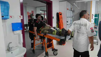 Diyarbakır'daki yangında yaralanan itfaiye erlerine hastanede geçmiş olsun ziyareti