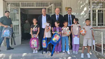 Diyarbakır Çermik'te 300 öğrenciye anlamlı destek: Çantalar ve toplar dağıtıldı
