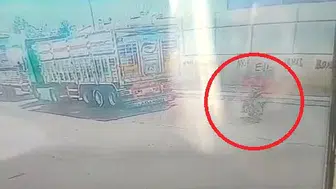 Diyarbakır Bağlar'da motokurye dehşeti: Park halindeki TIR'a çarptı, kaza anı kamerada