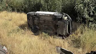 Diyarbakır Bağlar'da trafik kazası: Virajı alamayan otomobil devrildi