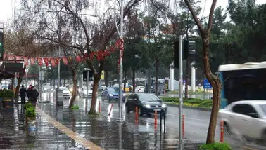 Diyarbakır'da hava çok bulutlu: İlçelerde yağmur var