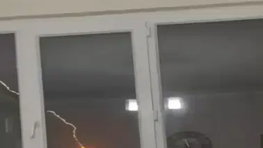 Çınar’da korku dolu anlar: Yıldırım binaya düştü