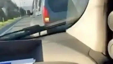 Elazığ-Diyarbakır karayolunda makas atan sürücü tehlike saçtı