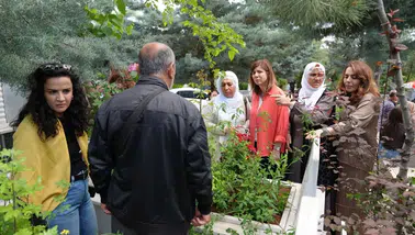 Diyarbakır’da bayram arifesinde mezarlık ziyareti: Eşbaşkan Bucak'tan 'Yalnız değilsiniz' mesajı