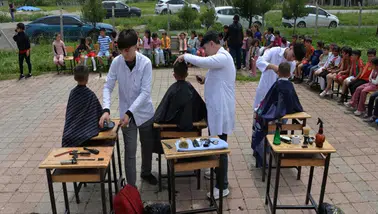 Diyarbakır'da berber adayı öğrencilerden büyük jest: Çocukları ücretsiz tıraş ettiler