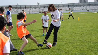 Diyarbakır'da Eşbaşkan Bucak sahaya indi: Minik futbolcularla top oynadı