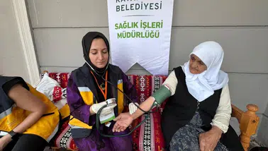 Diyarbakır'da kırsal mahalledeki kadınlara ücretsiz tansiyon ve şeker ölçümü