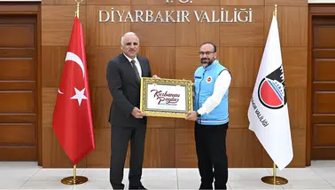 Diyarbakır Valisi Zorluoğlu kurban vekaletini Diyanet Vakfı'na verdi