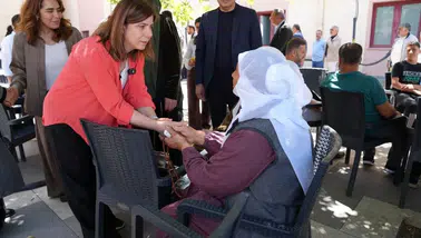 Diyarbakır'da Eşbaşkan Bucak hasta yakınlarıyla bayramlaştı