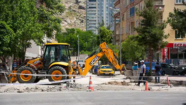 Diyarbakır'da ekipler kışın yaşanabilecek seli önlemek için yaz sıcağında çalışıyor