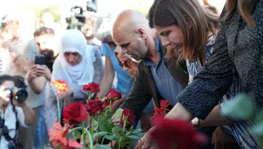 Diyarbakır'ın hafıza mekanına karanfil yağmuru: 11 yıl önceki saldırı unutulmadı