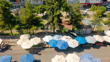 Güneşin altında ekmek mücadelesi: Diyarbakır'da pazarcı esnafının 'çadır zırhlı' mesaisi