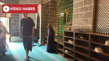 Diyarbakır'da tarihi Hz. Süleyman Camisi'ni ziyaret eden Fransız turist örnek oldu