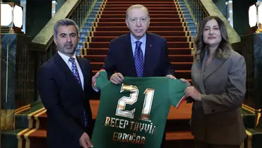 Amedspor heyeti Külliye'de: Cumhurbaşkanı Erdoğan'a 21 numaralı formayı hediye ettiler