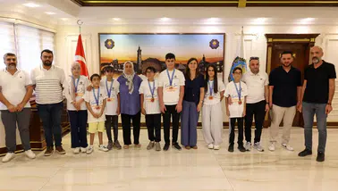 Diyarbakır'a Türkiye birinciliği getirdiler: Engelli sporcular Eşbaşkan Bucak'ı ziyaret etti