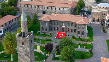 Diyarbakır İçkale'de 54 metrekarelik dev Türk bayrağıyla Cumhuriyet coşkusu