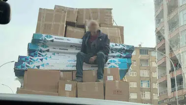 Diyarbakır Urfa Bulvarı'nda tehlikeli yolculuk: Kolilerin üzerinde canını hiçe saydı
