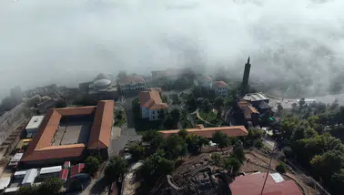 Diyarbakır'ın tarihi dokusu sis altında: Hevsel Bahçeleri ve surlar dronla görüntülendi