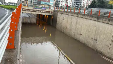 Diyarbakır'da sağanak yağış hayatı felç etti: Alt geçitler sular altında kaldı