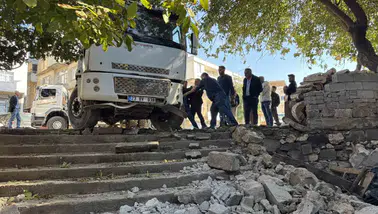 Diyarbakır Çermik'te korku dolu anlar: Freni boşalan kamyon eve daldı