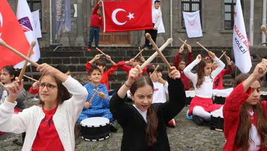 Diyarbakır'ın tarihi Sur sokaklarında 29 Ekim coşkusu: Öğrenciler bayraklarla yürüdü