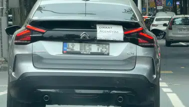 Diyarbakır trafiğinde acemi sürücüden dikkat çeken önlem: Yazıyı cama yapıştırdı
