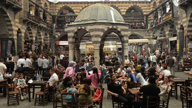 Kurban Bayramı'nda Diyarbakır'ın tarihi Sur ilçesinde turist hareketliliği yaşanıyor