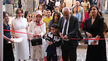 Öğrencilerin atık malzemelerden yaptıkları çalışmalar tarihi mekanda sergilendi