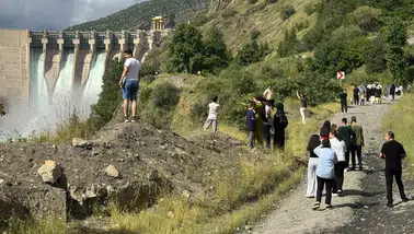 Çüngüş Karakaya Barajı'nda 7 yıl sonra gelen tahliye görüntüsü vatandaşları mest etti