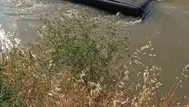 Silvan'da sulama kanalına düşen minibüsün sürücüsü ölümden saniyelerle döndü