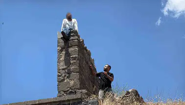 Diyarbakır'ın tarihi Sur ilçesinde yürek yakan intihar girişimi Bir saat sonra ikna edildi