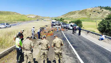 Silvan yolunda tekeri patlayan kamyonet trafiği kilitledi Tonlarca ürün yola saçıldı