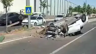 Diyarbakır'ın eski Siverek yolunda kaza Kontrolden çıkan otomobil ağaca çarpıp takla attı