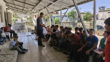 Çüngüş Yeniköy’de Kur’an kursu öğrencilerine ders sonrası anlamlı ikram 60 çocuk mutlu