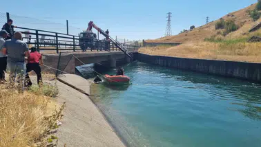 Eğil ilçesinde sulama kanalına düşen otomobildeki 4 kişiye ekiplerden can suyu
