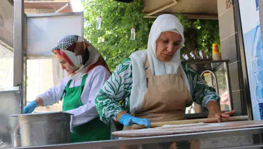 Diyarbakır Sur'da lezzet ortaklığı Gelin ve görümce güçlerini birleştirerek iş yeri açtı