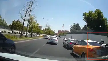 Diyarbakır Elazığ Bulvarı'nda trafik kazası Motosiklet otomobile çarptı