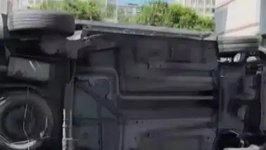 Diyarbakır Kayapınar'da trafik kazası: Hafif ticari araç refüje çarparak devrildi